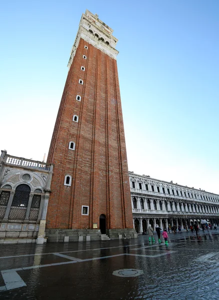 Benátky St Mark zvonice při přílivu během povodně — Stock fotografie