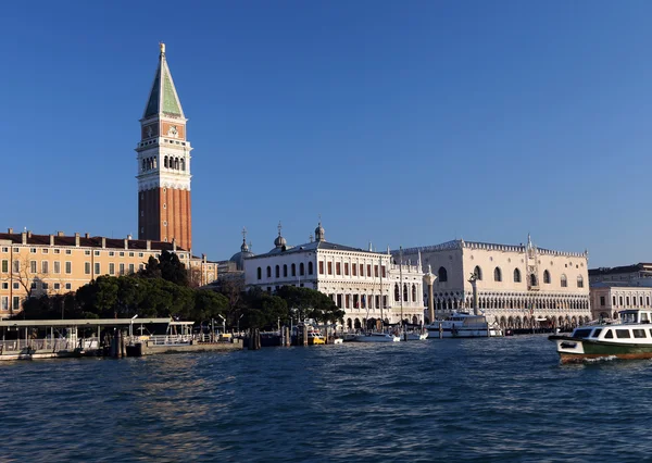 Vue depuis le vaporetto Campanile de Saint-Marc et le Palais des Doges — Photo