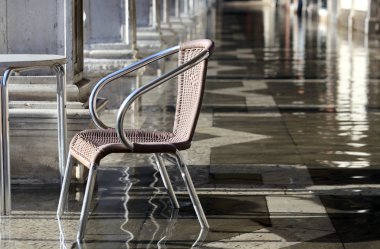 yüksek gelgit arcades Venedik sel sırasında altında sandalye