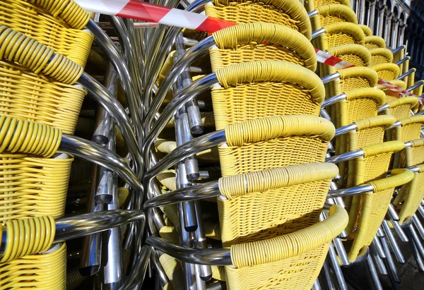 Monte de cadeiras de plástico amarelo de um restaurante — Fotografia de Stock