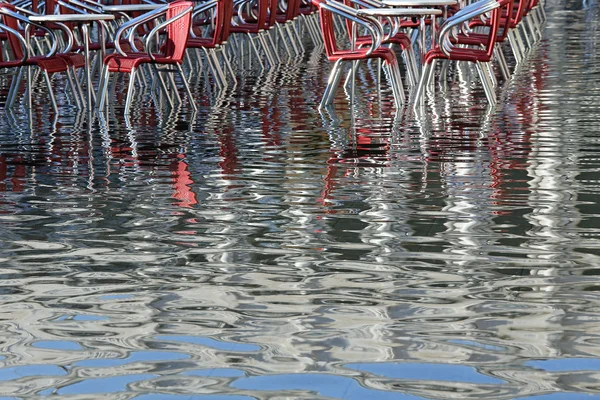 Venedig, röda stolar för en restaurang i St Mark Square — Stockfoto