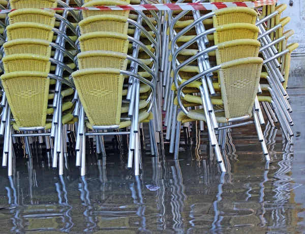 Veneza, cadeiras amarelas de um restaurante na Praça São Marcos — Fotografia de Stock