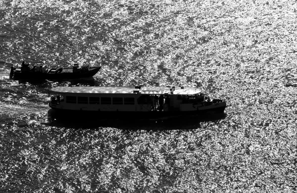 Zeilboot in de lagune van Venetië in tegenlicht — Stockfoto