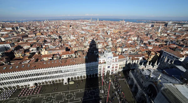 Casas e palácios em Veneza visto do topo da torre do sino — Fotografia de Stock