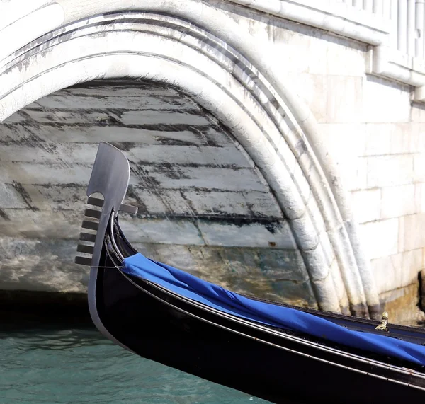 Venedig, Bug der Gondel unter der Brücke in der Wasserstraße — Stockfoto