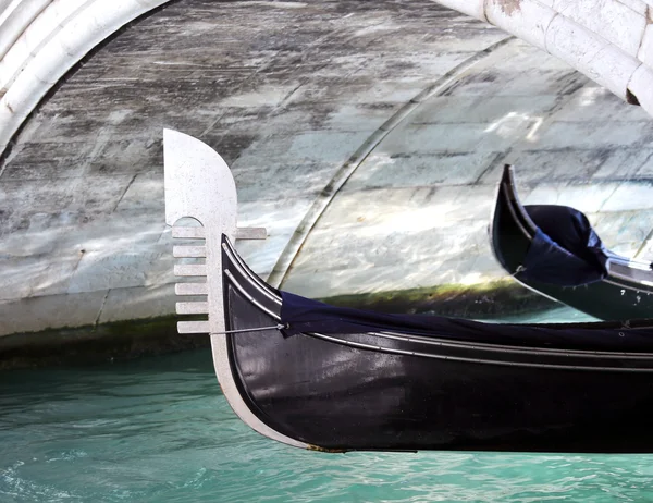 Gôndola sob a ponte na via navegável em Veneza — Fotografia de Stock