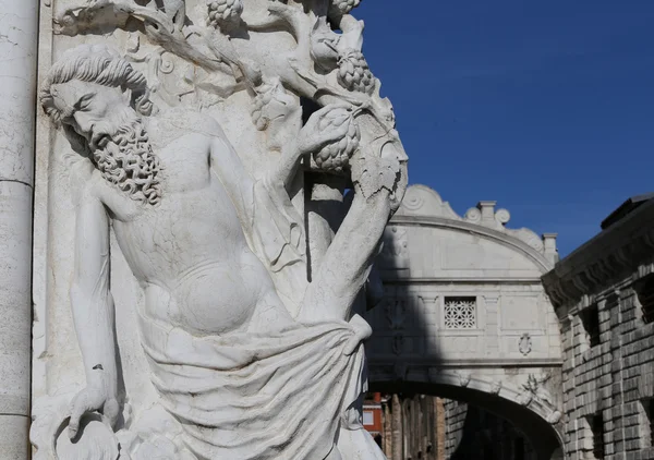Benátky, Most vzdechů rozmazaný, zatímco vousatý socha na focu — Stock fotografie