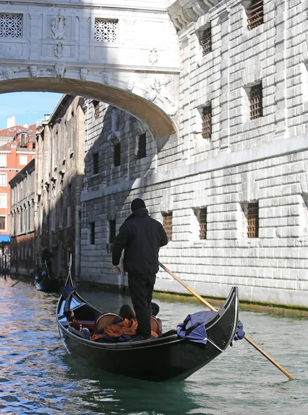 Gondolier no canal da ponte de suspiros em Veneza — Fotografia de Stock