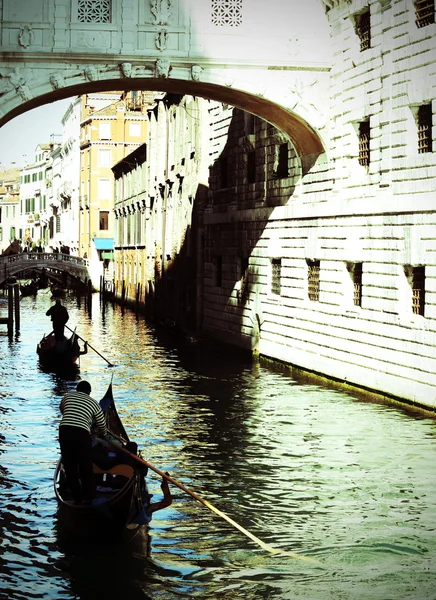 Gondolier on channel of the bridge of sighs in Venice — Stock Photo, Image