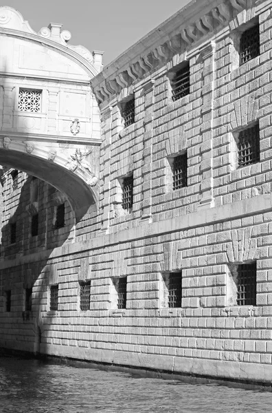 Brug der zuchten in Venetië en gevangenissen — Stockfoto