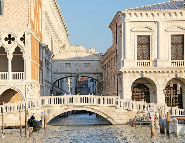 Famoso puente de suspiros en Venecia en Italia y la vía navegable — Foto de Stock