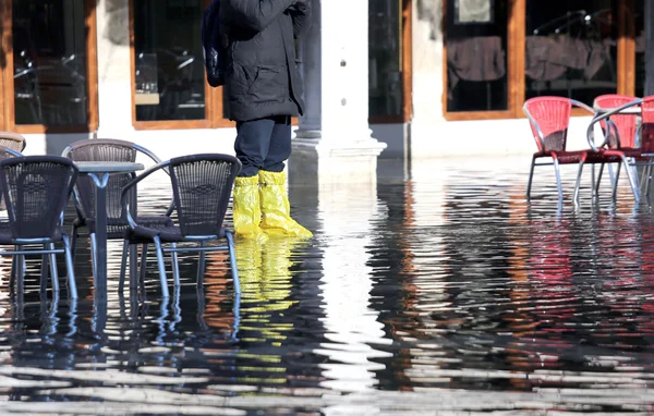 Venice personas con polainas en la marea alta en la plaza de San Marcos — Foto de Stock