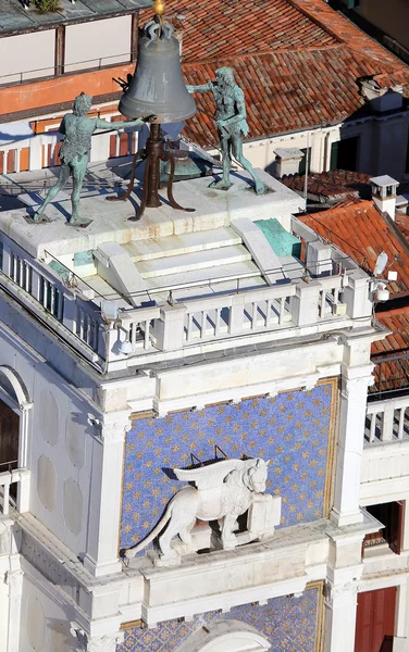 Venice clock tower with blackened statues and winged lion — Stock Photo, Image