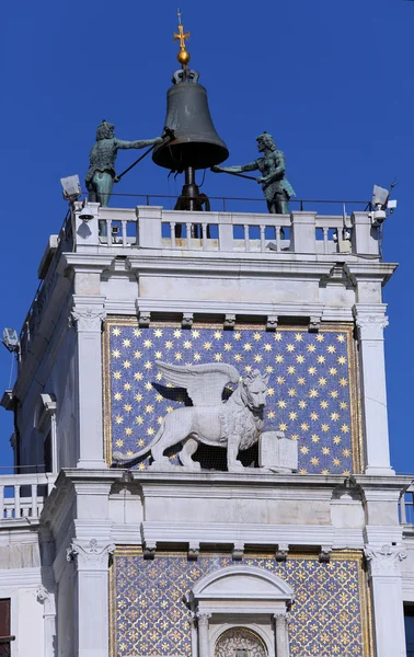 Torre do relógio de Veneza com estátuas enegrecidas e leão — Fotografia de Stock