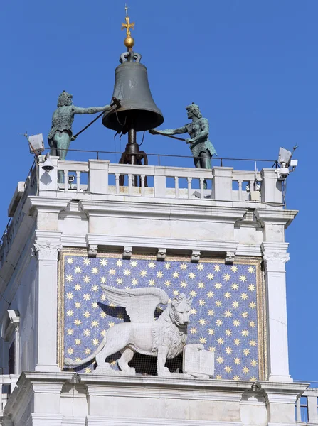 Venice знаменитая часовая башня с почерневшими статуями элеменов — стоковое фото