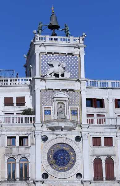 Velence híres óratorony megfeketedett szobrai a ját — Stock Fotó