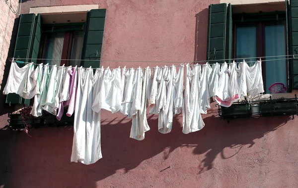 イタリアの家で洗濯物をほしてください。 — ストック写真