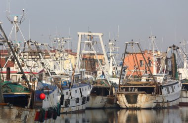 Balıkçı tekneleri deniz cenneti ben demirlemiş