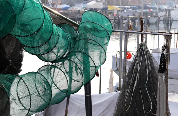 Redes de pesca em barco de pesca no porto — Fotografia de Stock