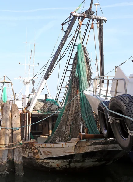Visnetten in vissersboot op de pier — Stockfoto