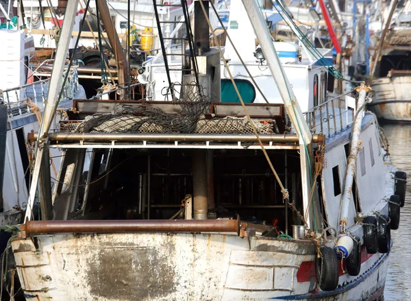 Navio de pesca no porto marítimo atracado em Itália — Fotografia de Stock