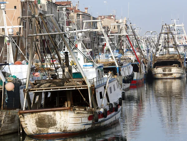 Buques pesqueros en el mar amarrados en Italia —  Fotos de Stock