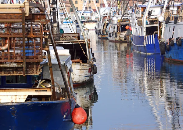 Navios de pesca no mar atracados em Itália — Fotografia de Stock