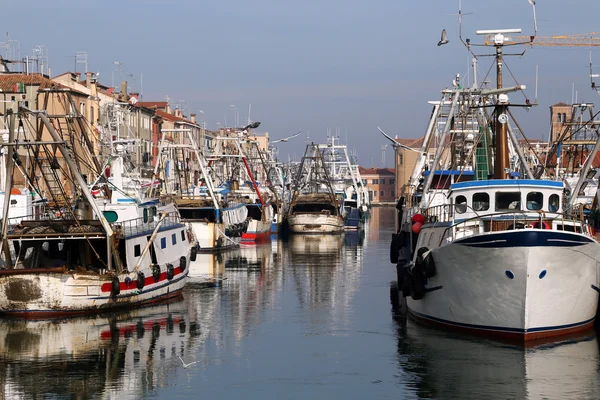 Navi da pesca in mare ormeggiate in Italia — Foto Stock