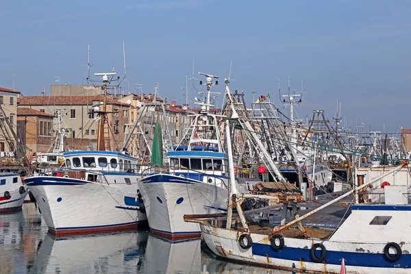 Buques pesqueros en el mar amarrados en Italia —  Fotos de Stock