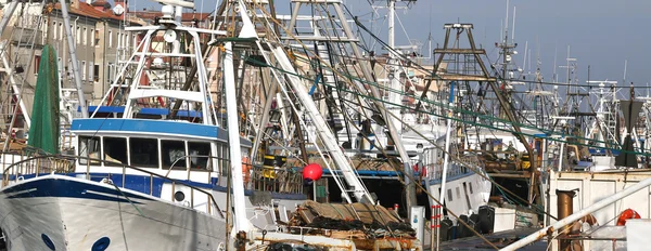 Vissersvaartuigen die in de zee afgemeerd in Italië — Stockfoto