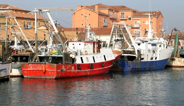 Red fishing vessel moored in the harbor of the Mediterranean Sea — Stock Photo, Image