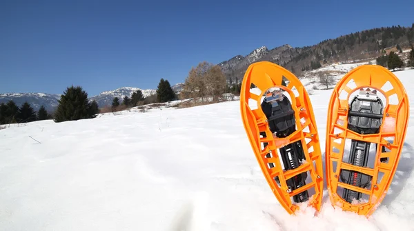 Sapatilhas de neve modernas na montanha — Fotografia de Stock