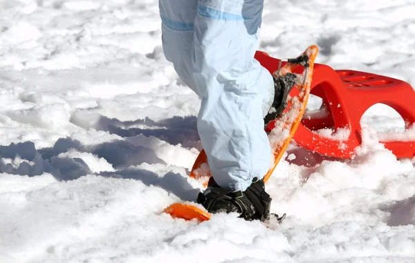 Kar ayakkabıları ile taze yağmış kar üzerinde yürüyen kadın — Stok fotoğraf