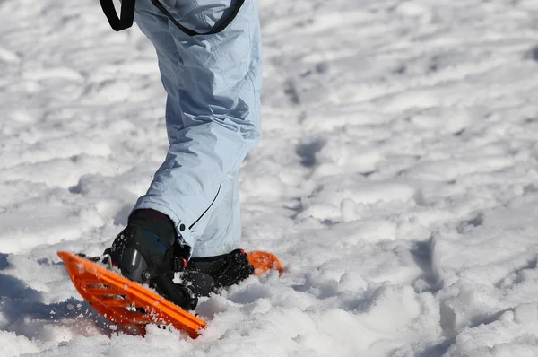 Mulher andando com sapatos de neve — Fotografia de Stock