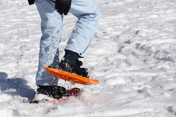 Mulher andando com sapatos de neve — Fotografia de Stock