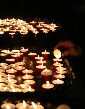 eski sadık el bir mum ışıkları