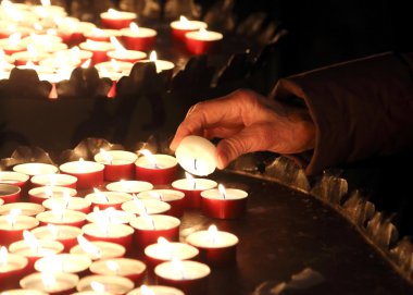 yaşlı kadın dua ve bir mum yaktım