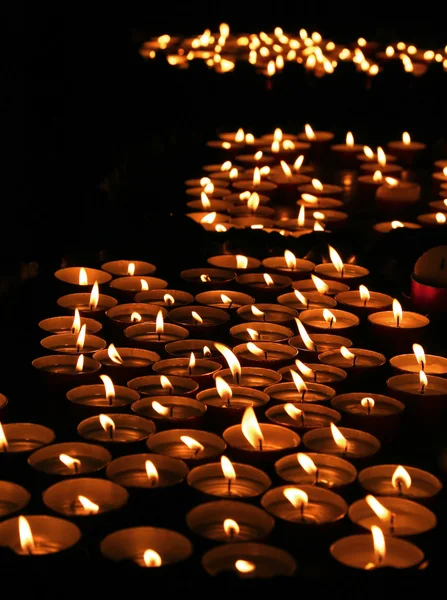 Vele verlichte kaarsen in de kerk — Stockfoto