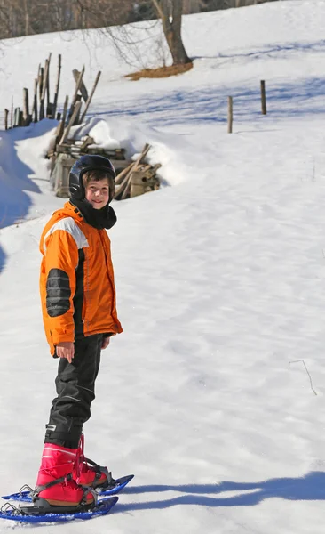 Dziecko z rakiety śnieżne w górach — Zdjęcie stockowe