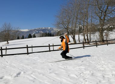 Genç çocuk cross-country kayak ile düşüyor
