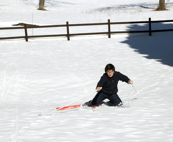 Genç çocuk cross country kayak düşüyor — Stok fotoğraf