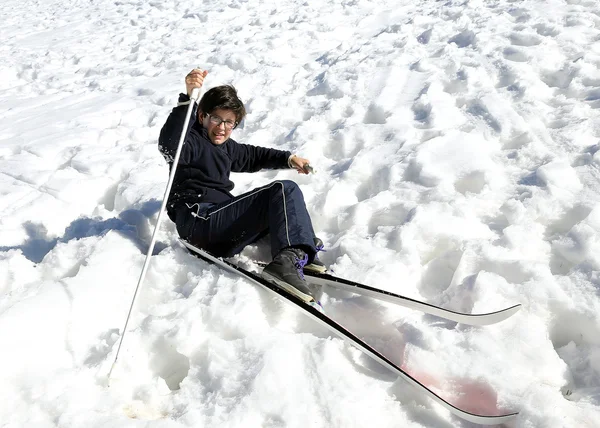 Kayak Okulu çocuk kayakları düşer — Stok fotoğraf