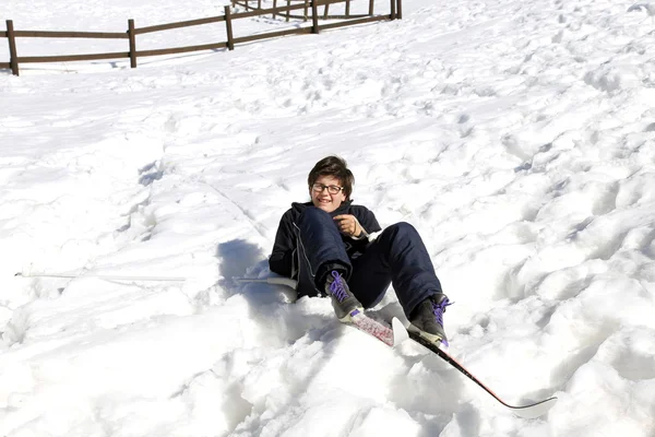 Criança cai do esqui no inverno — Fotografia de Stock