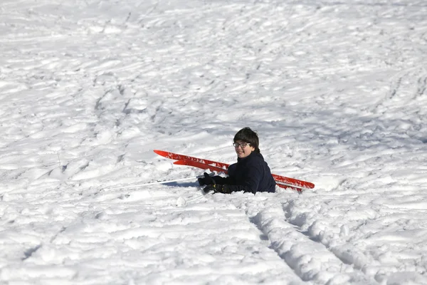 Niño cae del esquí en invierno — Foto de Stock