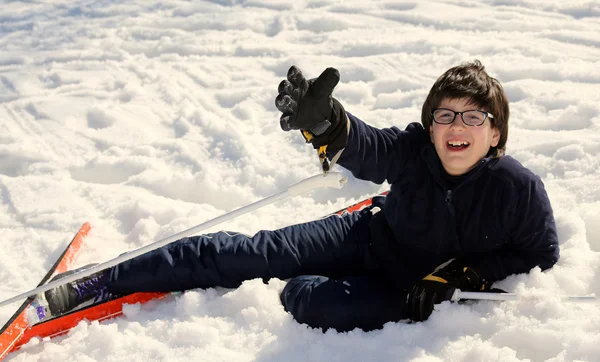 Pojken frågar om hjälp efter nedgången på skidor — Stockfoto