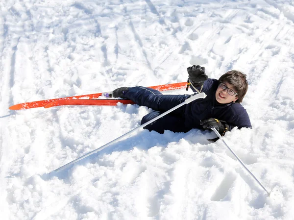 Ung pojke frågar om hjälp efter nedgången på skidor — Stockfoto