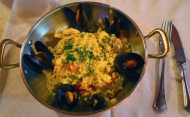 büyük tabak paella taze balık Restoran