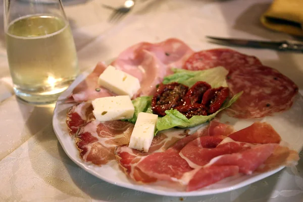Aperitivos com salame italiano no restaurante — Fotografia de Stock