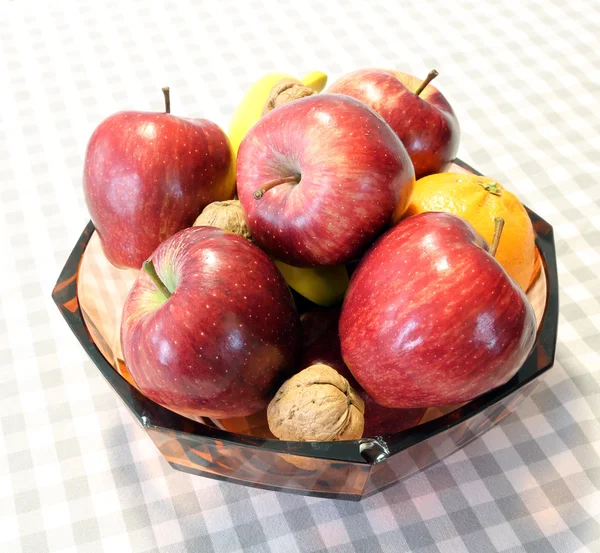 Czerwonych jabłek i owoców w koszu powyżej tabeli — Zdjęcie stockowe