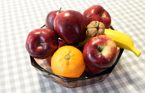 Rijp appels en fruit in de mand boven de tabel — Stockfoto